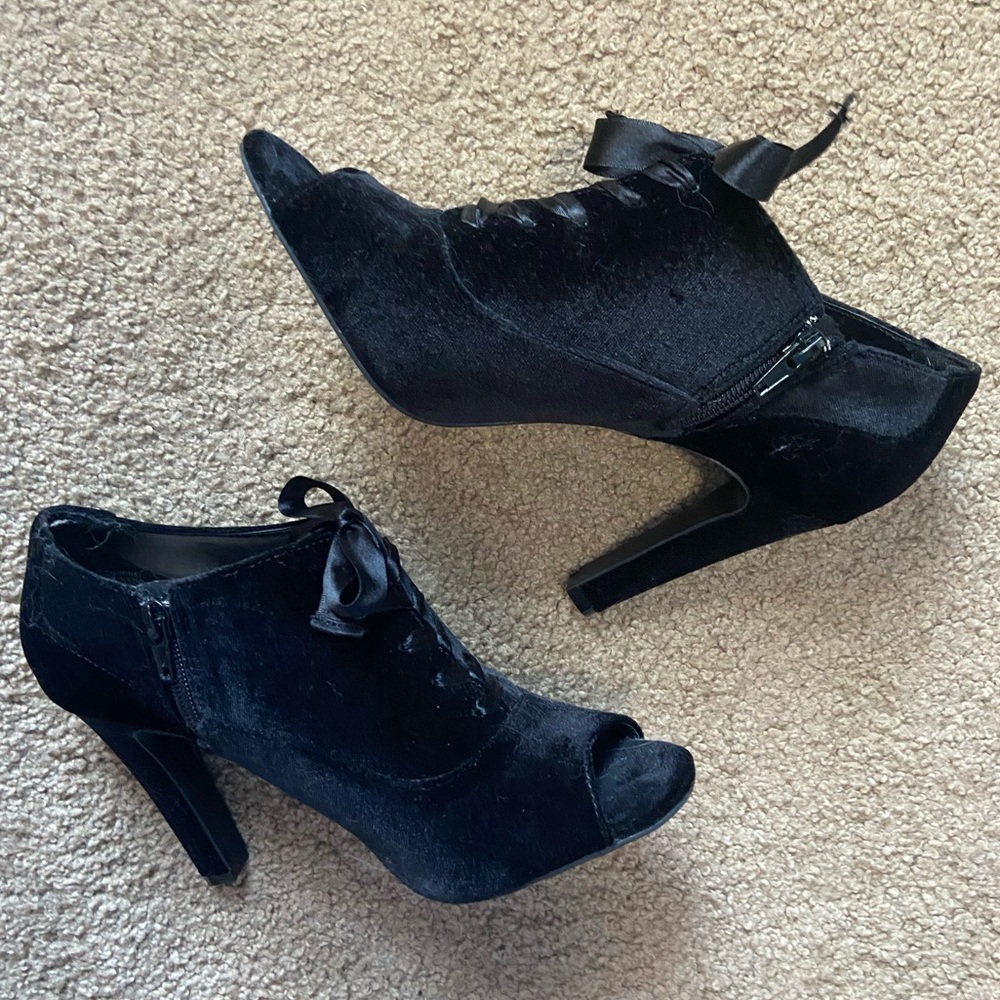KELLY & KATIE black velvet heels (size 8.5)